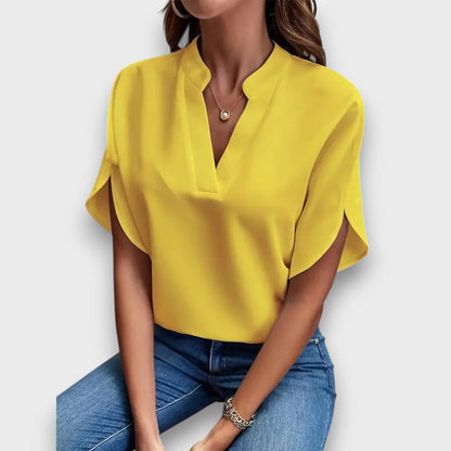 Auréline – V-ringad blus med förfinad drapering